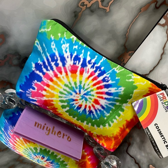 Gift Set - 4pc rainbow love with cosmetic pouch, keychain, earrings and tumbler - Picture 5 of 6